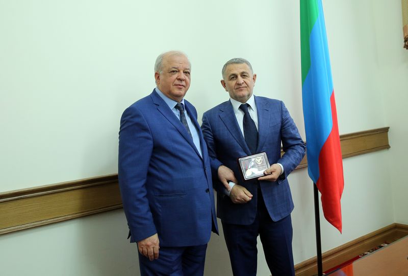 Анатолий Карибов вручил государственные награды дагестанцам