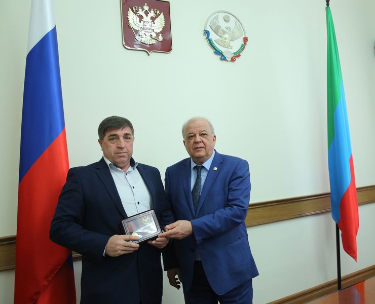 Анатолий Карибов вручил государственные награды дагестанцам