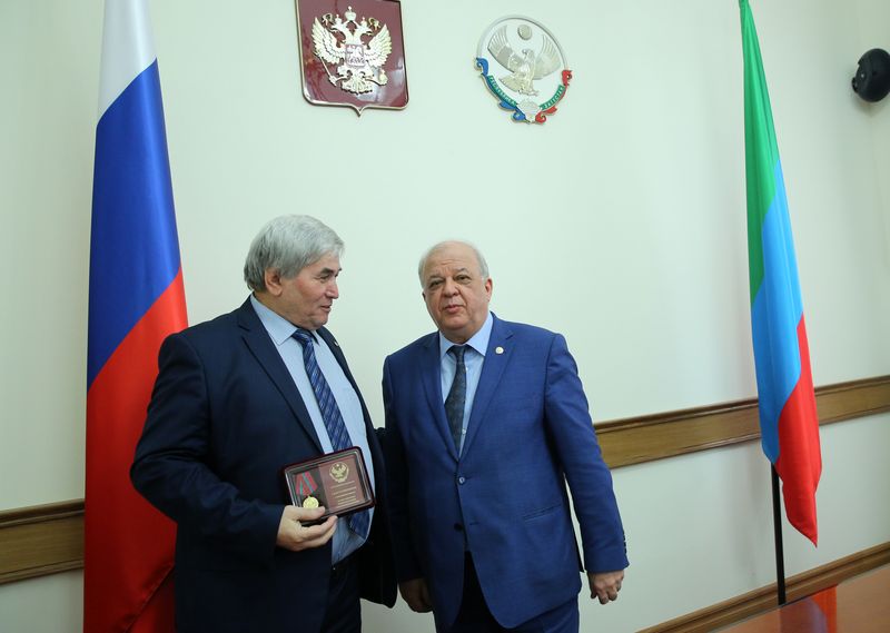 Анатолий Карибов вручил государственные награды дагестанцам