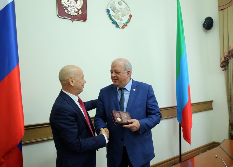 Анатолий Карибов вручил государственные награды дагестанцам