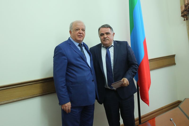 Анатолий Карибов вручил государственные награды дагестанцам