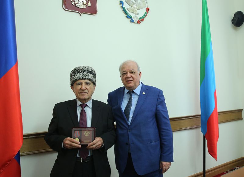 Анатолий Карибов вручил государственные награды дагестанцам