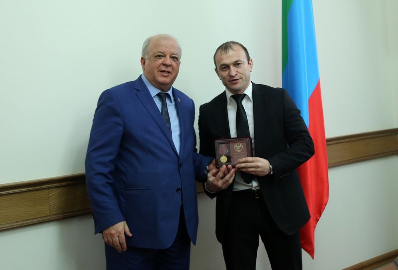 Анатолий Карибов вручил государственные награды дагестанцам