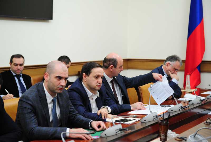 Уммупазиль Омарова провела совещание по ситуации в Аргванинской СОШ