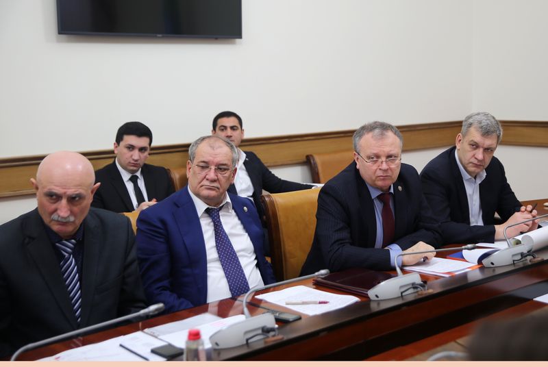 Под руководством Артёма Здунова подробно обсудили меры по предотвращению роста заболеваемости ОКИ в Кизляре
