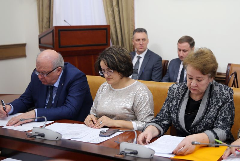 Под руководством Артёма Здунова подробно обсудили меры по предотвращению роста заболеваемости ОКИ в Кизляре