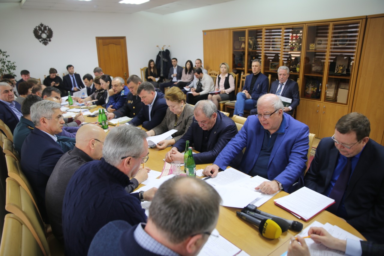 Артём Здунов провел оперативное совещание в Кизляре по поводу вспышки кишечной инфекции