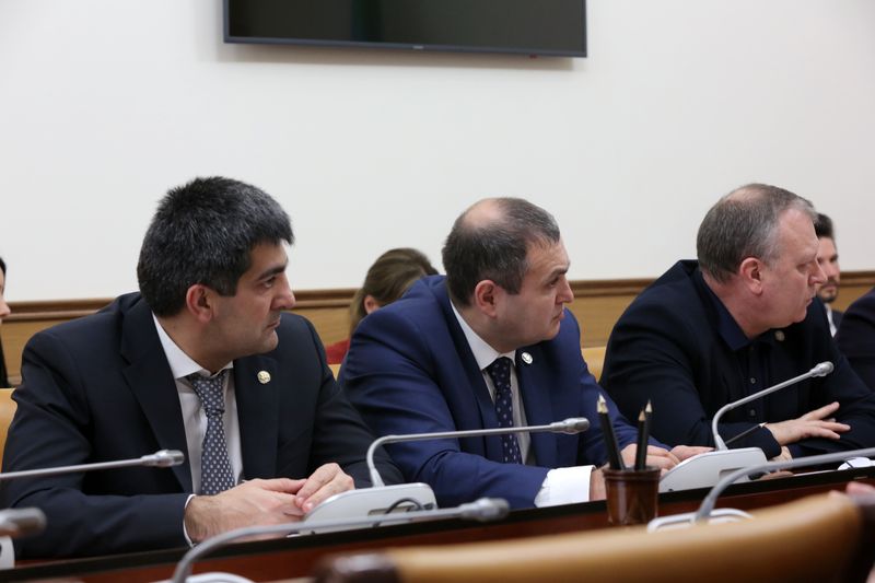 Под руководством Артёма Здунова обсуждены вопросы обеспечения эффективности деятельности ГУПов Дагестана