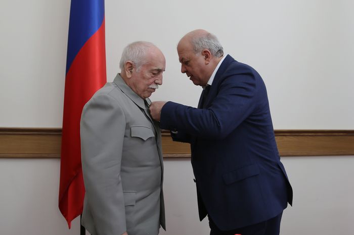 Анатолий Карибов вручил юбилейные медали дагестанцам, сыгравшим важную роль в событиях 1999 года