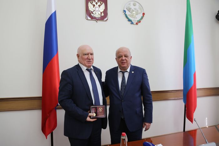 Анатолий Карибов вручил юбилейные медали дагестанцам, сыгравшим важную роль в событиях 1999 года