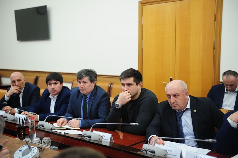В Правительстве Дагестана рассмотрели вопросы, связанные с объектами инженерной и социальной инфраструктуры, построенными в нарушении установленных норм