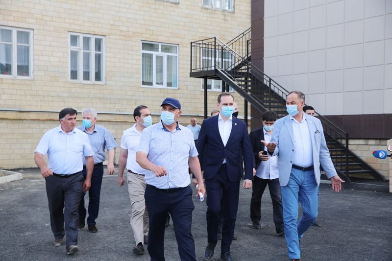 Артём Здунов посетил строительные площадки социальных объектов Каякентского района