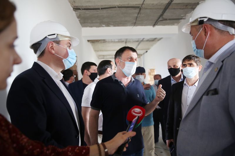 Артём Здунов посетил строительные площадки социальных объектов Каякентского района