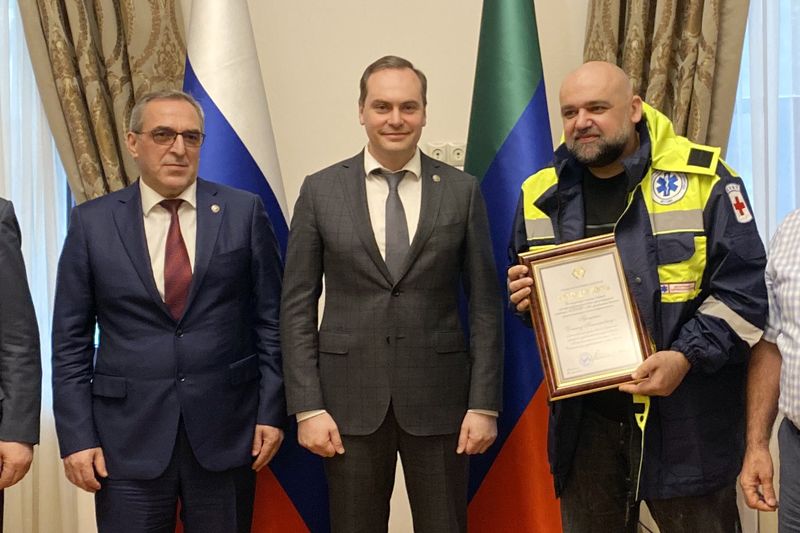 Бригаде московских врачей, проработавшей в Дагестане во главе с Денисом Проценко, объявлена благодарность Главы РД