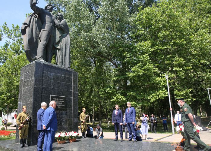 Хизри Шихсаидов и Артём Здунов почтили память погибших в годы ВОВ дагестанцев