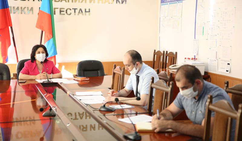 Уммупазиль Омарова провела ВКС с главами муниципалитетов по вопросам реализации в 2020 году проекта «100 школ»