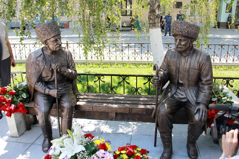 Артём Здунов принял участие в открытии памятника дагестанским поэтам
