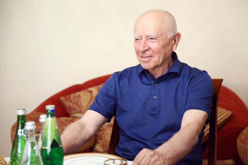 Артём Здунов поздравил Первого Президента Дагестана Муху Алиева с 80-летним юбилеем