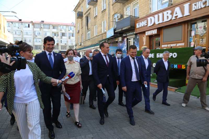 Артём Здунов с выездом на место обсудил реконструкцию территории, прилегающей к Махачкалинскому ЦУМу
