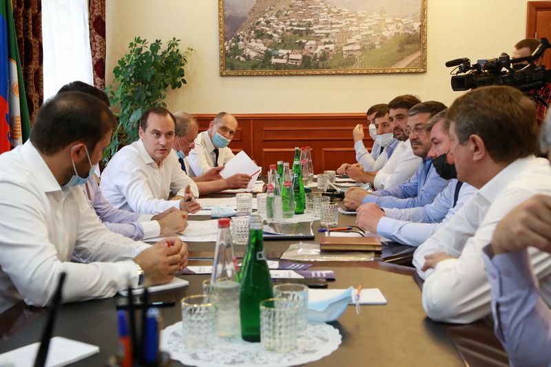 Премьер-министр Дагестана провел встречу с представителями предприятий промышленности строительных материалов