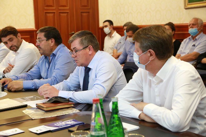 Премьер-министр Дагестана провел встречу с представителями предприятий промышленности строительных материалов