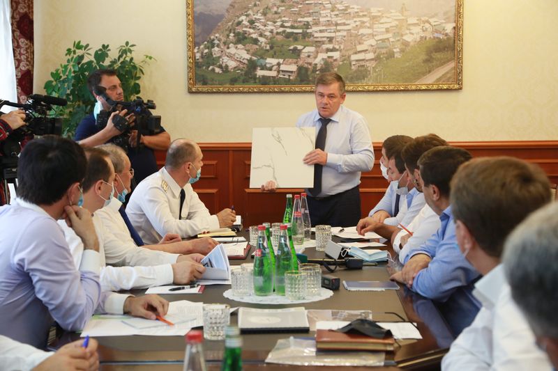 Премьер-министр Дагестана провел встречу с представителями предприятий промышленности строительных материалов