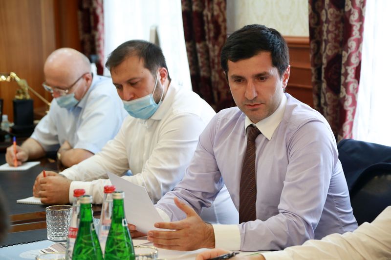 Премьер-министр Дагестана провел встречу с представителями предприятий промышленности строительных материалов