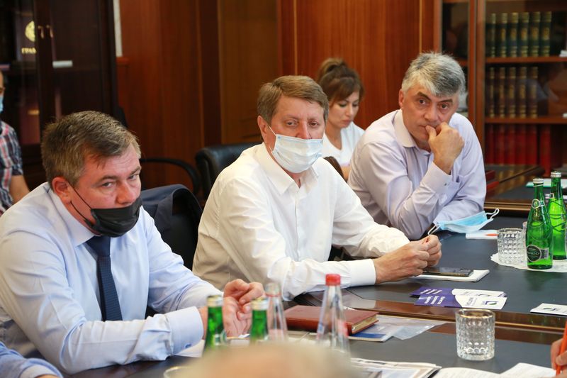 Премьер-министр Дагестана провел встречу с представителями предприятий промышленности строительных материалов