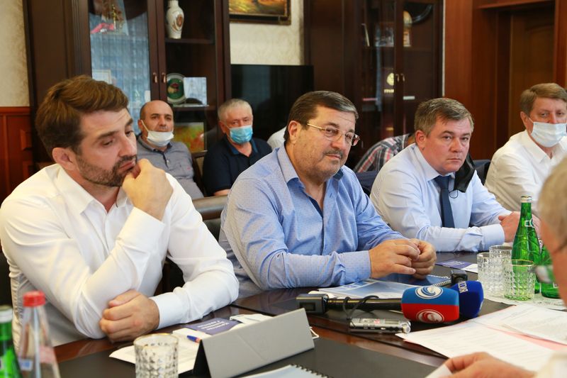 Премьер-министр Дагестана провел встречу с представителями предприятий промышленности строительных материалов