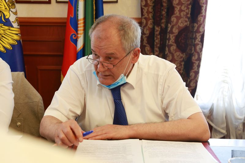 Премьер-министр Дагестана провел встречу с представителями предприятий промышленности строительных материалов