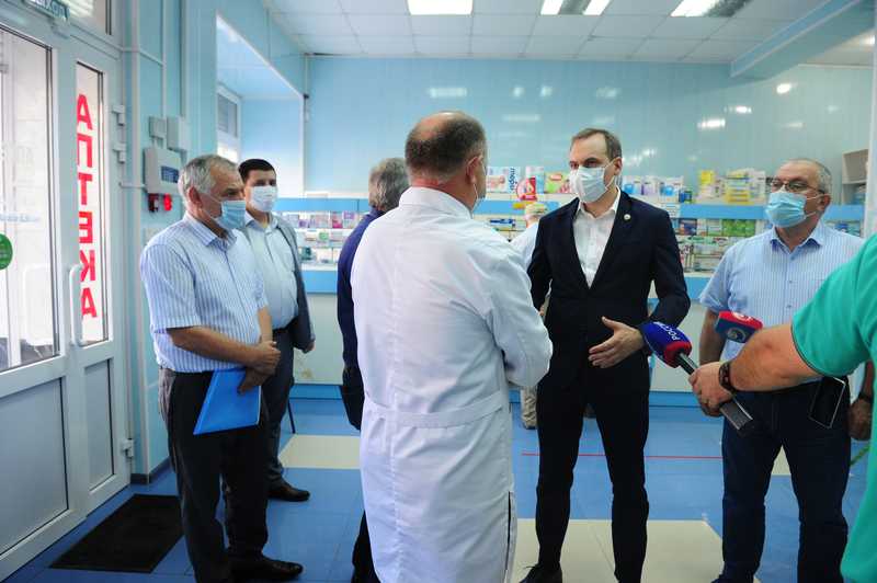 Артём Здунов проверил обеспеченность медучреждений и аптек необходимым резервом лекарств