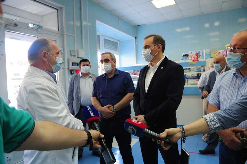 Артём Здунов проверил обеспеченность медучреждений и аптек необходимым резервом лекарств