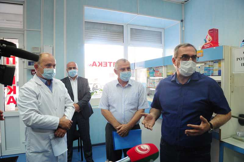 Артём Здунов проверил обеспеченность медучреждений и аптек необходимым резервом лекарств