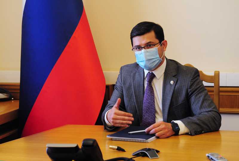 Гаджимагомед Гусейнов вручил сертификаты руководителям автозаправочных станций Дагестана