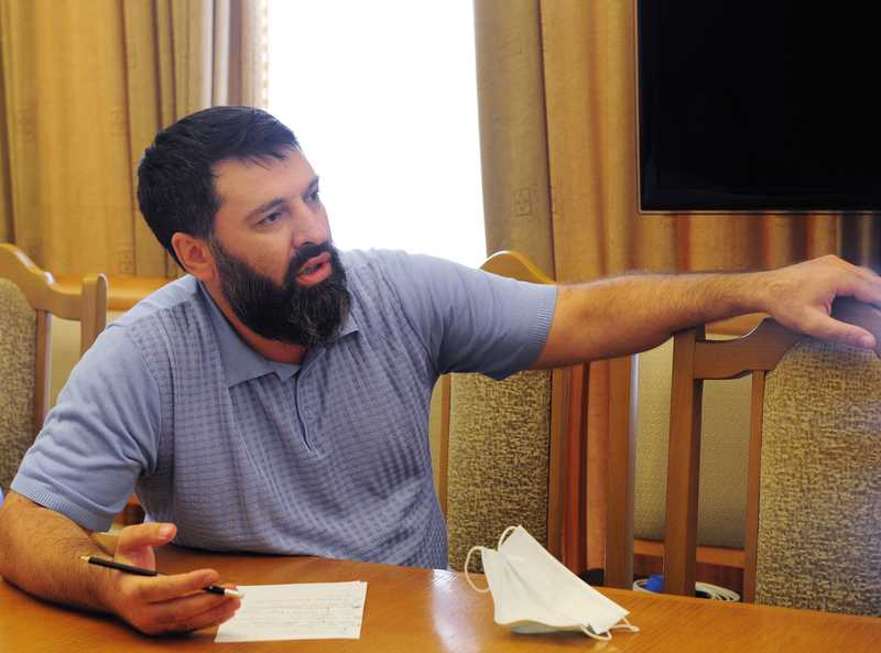 Гаджимагомед Гусейнов вручил сертификаты руководителям автозаправочных станций Дагестана