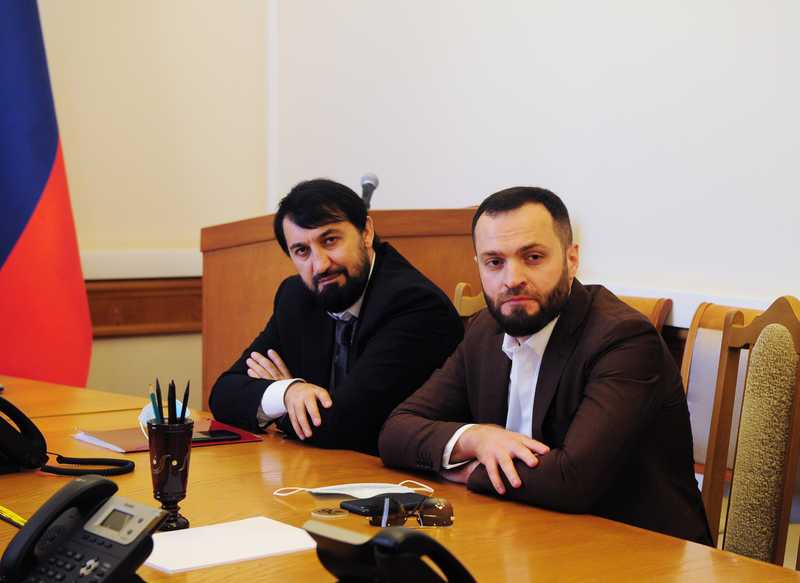 Гаджимагомед Гусейнов вручил сертификаты руководителям автозаправочных станций Дагестана