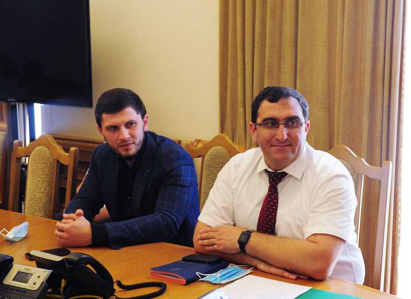 Гаджимагомед Гусейнов вручил сертификаты руководителям автозаправочных станций Дагестана