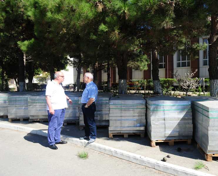 Анатолий Карибов проверил ход строительства спортивных объектов в Махачкале