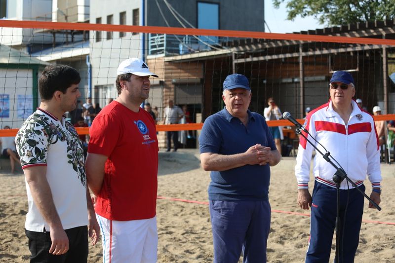 В Махачкале стартовал республиканский турнир по пляжному волейболу