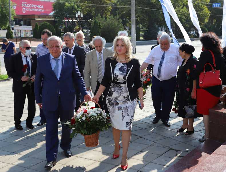 В Махачкале официально открылись Гамзатовские дни «Белые журавли»