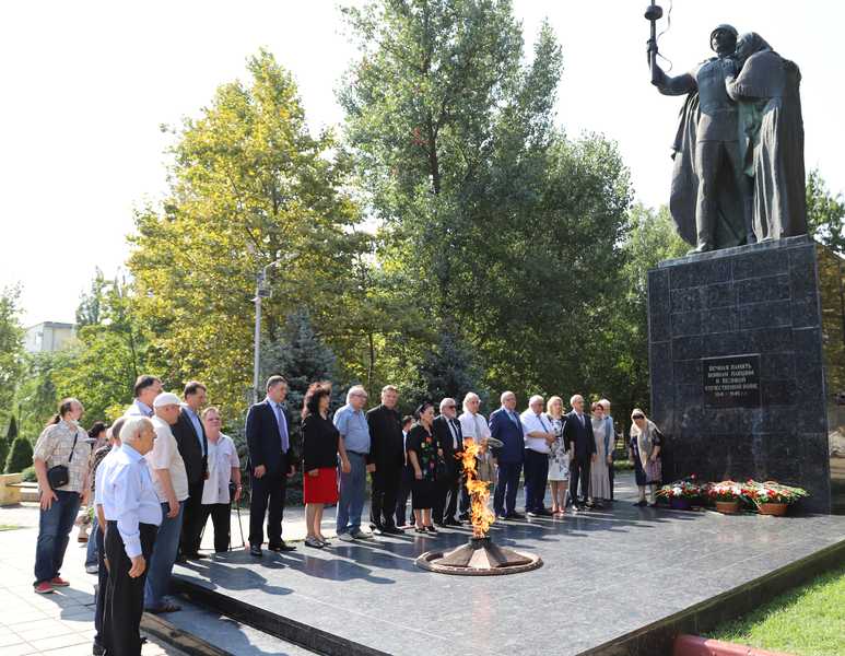 В Махачкале официально открылись Гамзатовские дни «Белые журавли»
