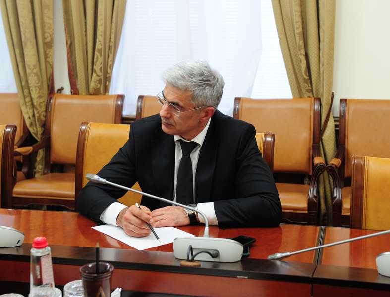 Анатолий Карибов провел заседание санитарно-противоэпидемической комиссии Правительства РД