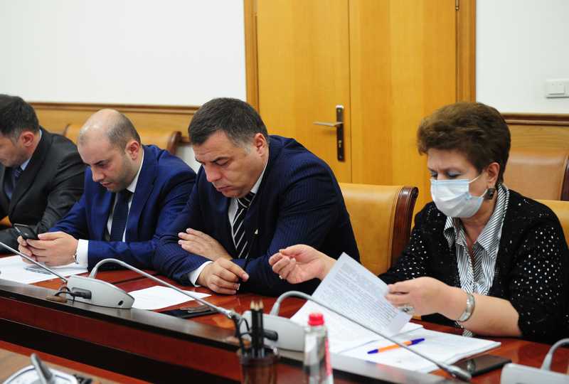 Анатолий Карибов провел заседание санитарно-противоэпидемической комиссии Правительства РД