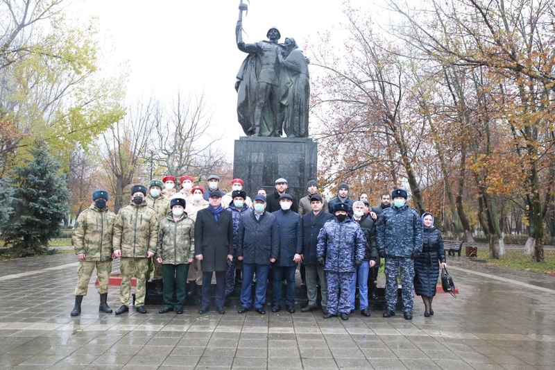 В Махачкале состоялась церемония возложения цветов к Вечному огню в День неизвестного солдата