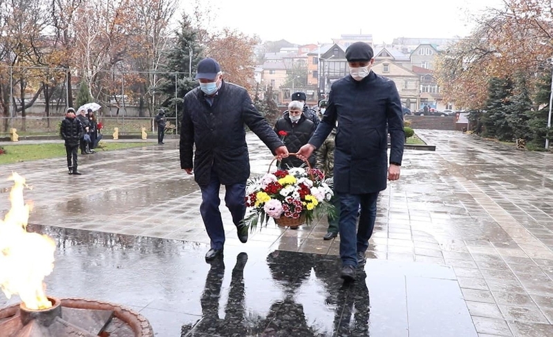 В Махачкале состоялась церемония возложения цветов к Вечному огню в День неизвестного солдата