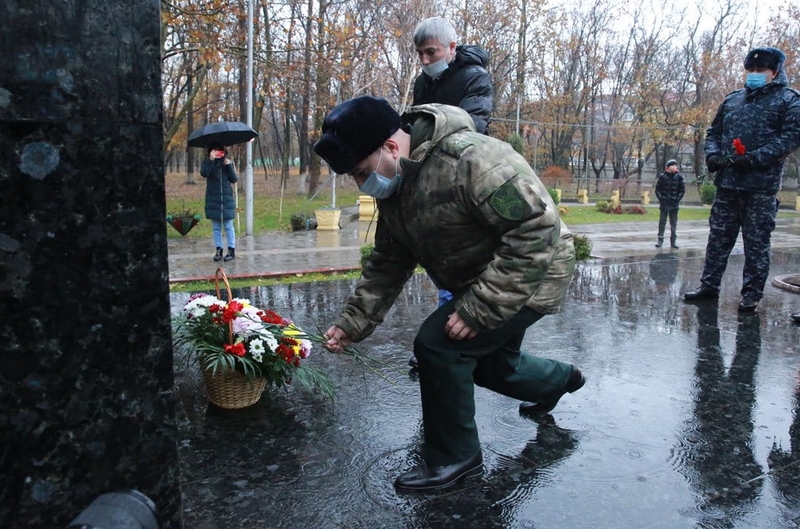 В Махачкале состоялась церемония возложения цветов к Вечному огню в День неизвестного солдата
