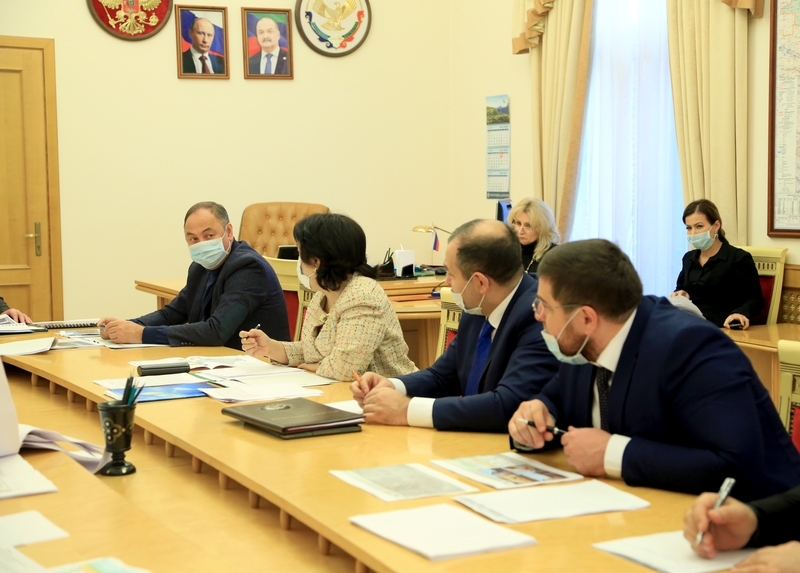 Совещание по вопросу возводимых ФГУП «ГВСУ №4» Минобороны РФ соцобъектов прошло в Правительстве РД