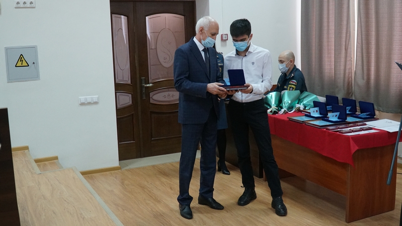 Дагестанских детей-героев наградили за мужество в экстремальных ситуациях