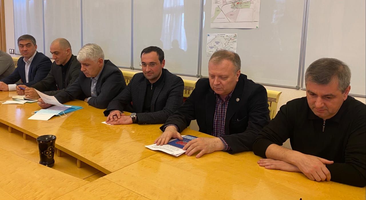 Абдулпатах Амирханов провел совещание по ситуации с вывозом ТКО
