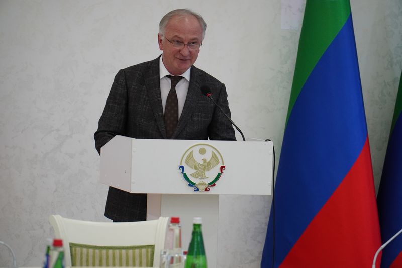 Абдулпатах Амирханов в преддверии 8 марта вручил дагестанкам государственные награды